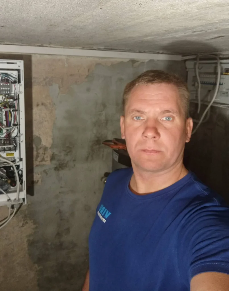 Pildil on Viru Soojuspumbad OÜ asutaja ja 10-aastase kliimaseadmete paigaldamise kogemusega Hannes Sepmann tööd tegemas.