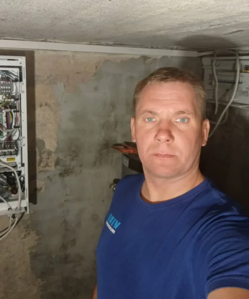 Pildil on Viru Soojuspumbad OÜ asutaja ja 10-aastase kliimaseadmete paigaldamise kogemusega Hannes Sepmann tööd tegemas.